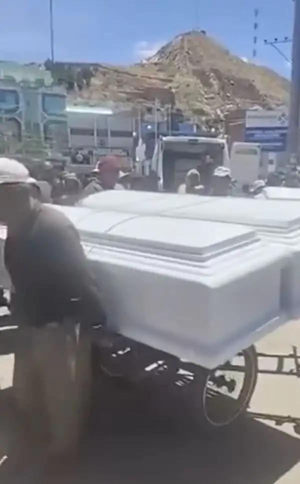 Cinco cuerpos de los músicos fallecidos en un accidente den Perú fueron repatriados este viernes. FOTO: RRSS
