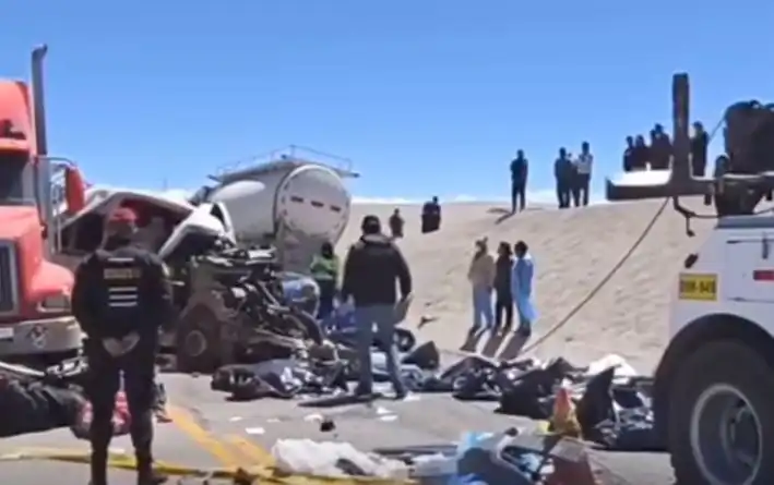 Accidente de tránsito en una vía de Perú deja 14 fallecidos, entre ellos tres bolivianas. FOTO: RRSS