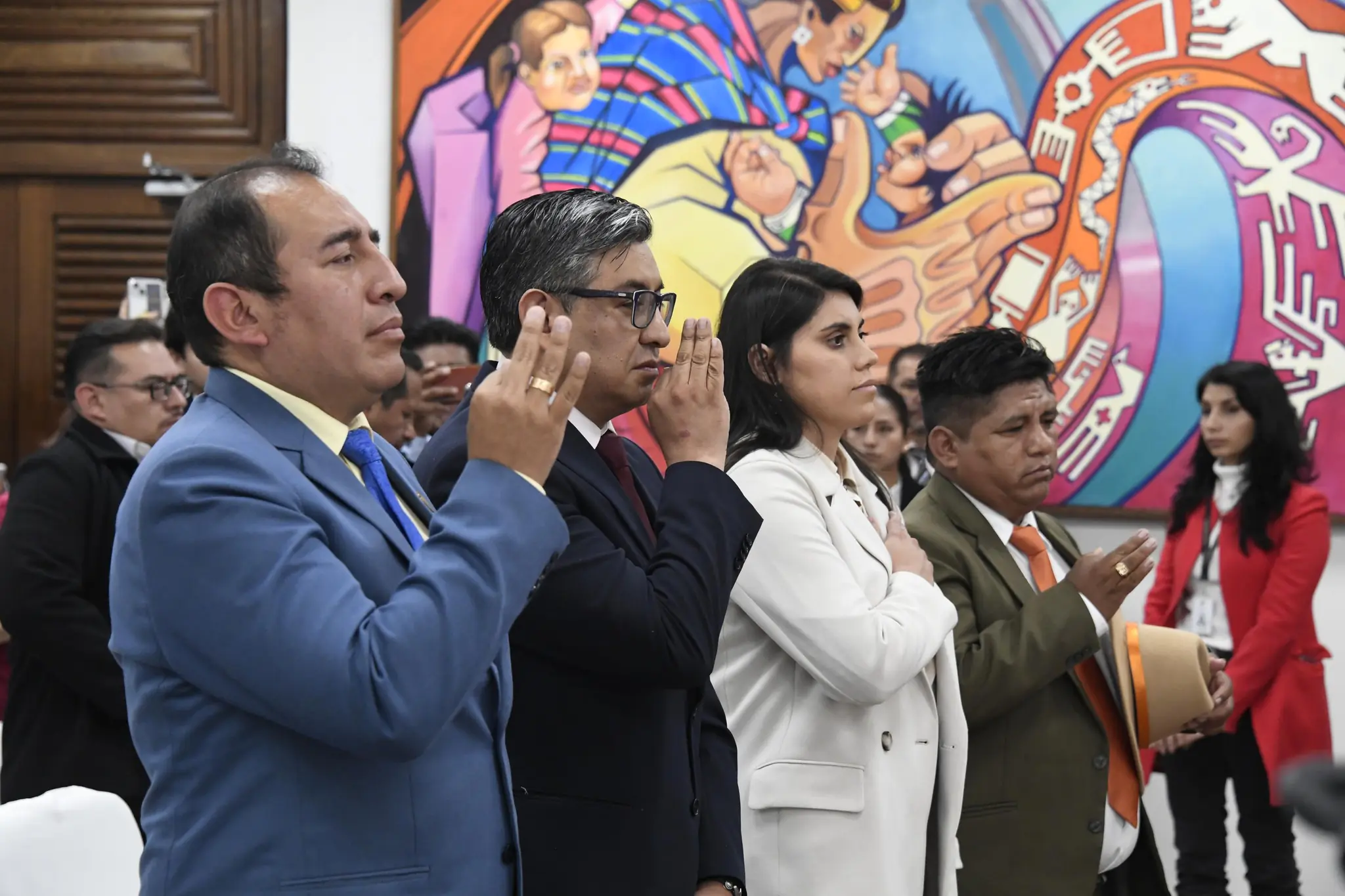 El ministro José Luis Lupo posesiona a los nuevos viceministros de esa cartera de Estado. (Foto: Bolivia Tv)