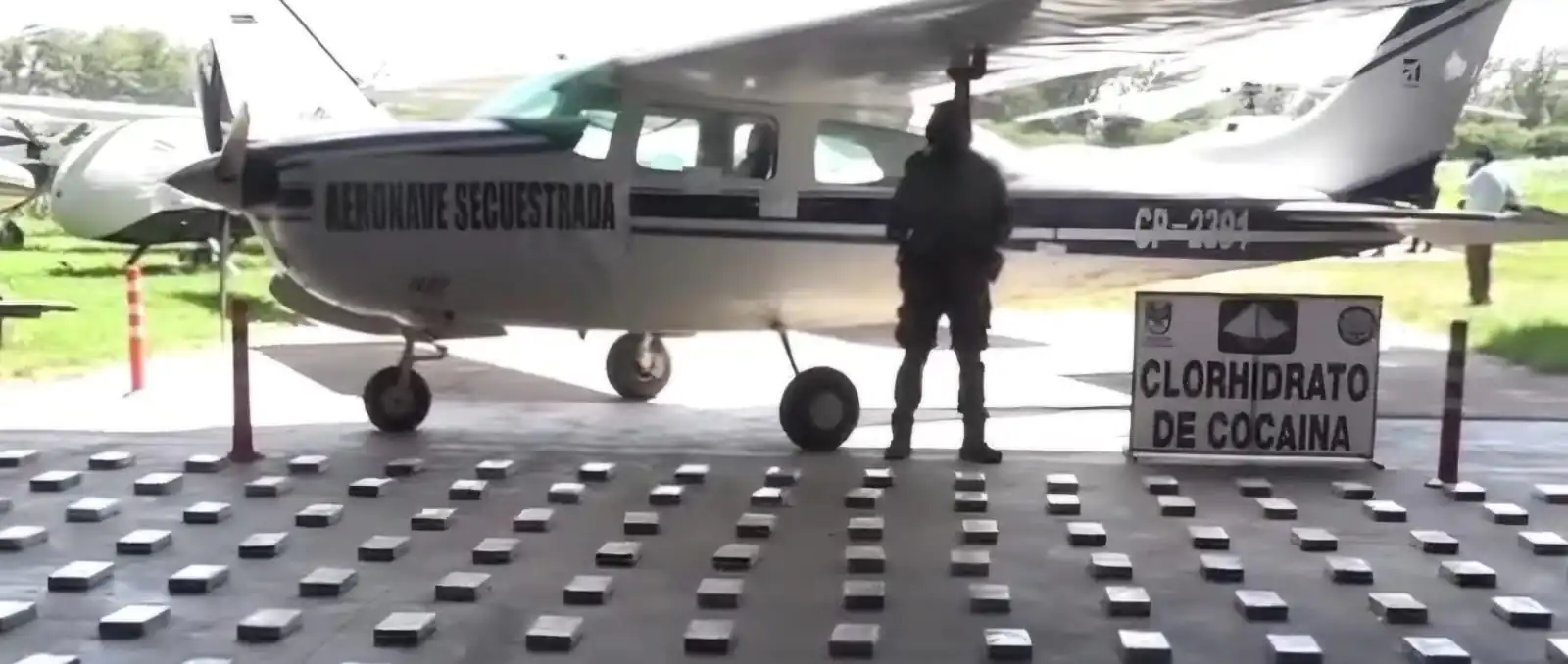 La avioneta y la droga incautada/Captura de pantalla