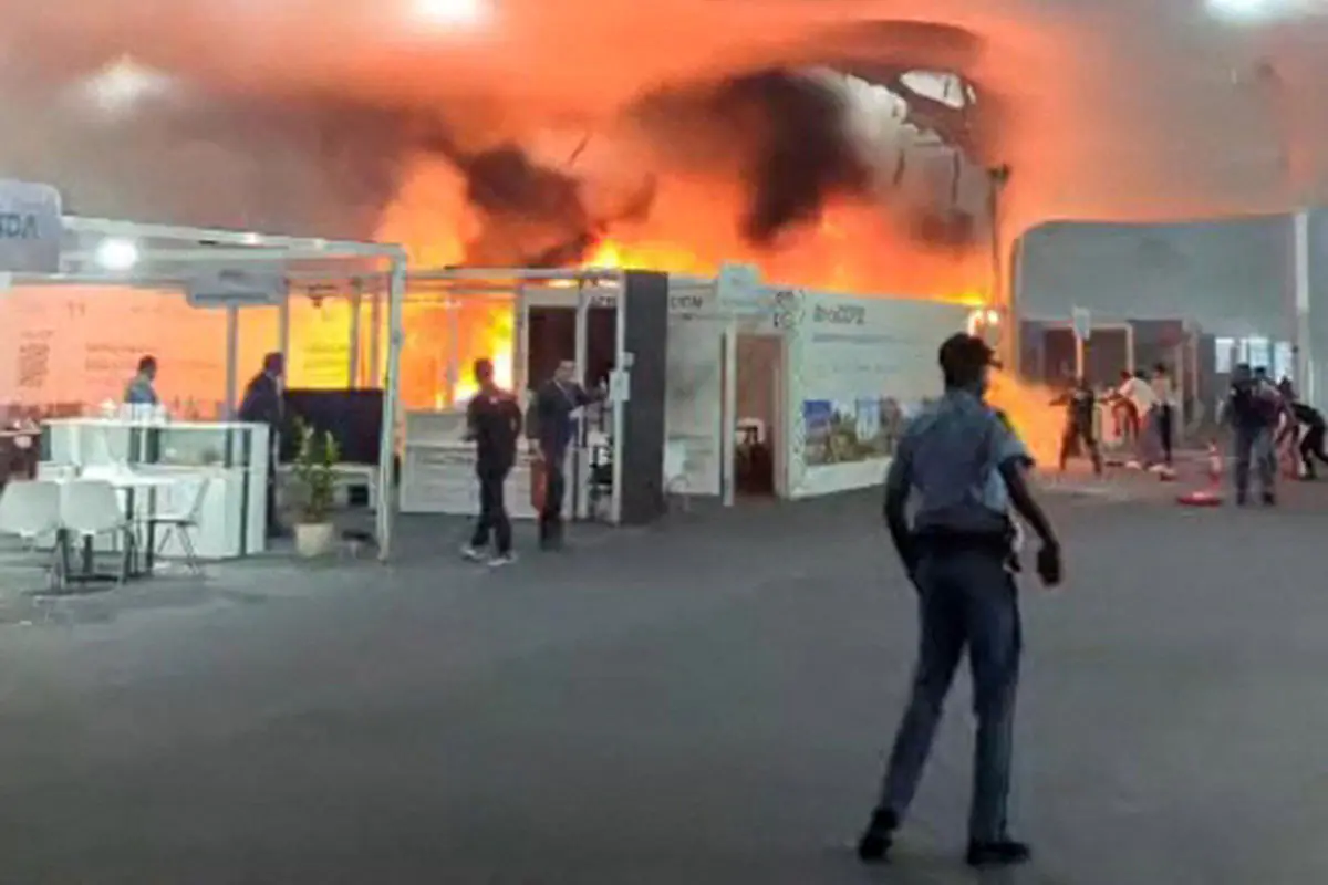 Los equipos de emergencia combatiendo un incendio en la COP30. Foto: AFP