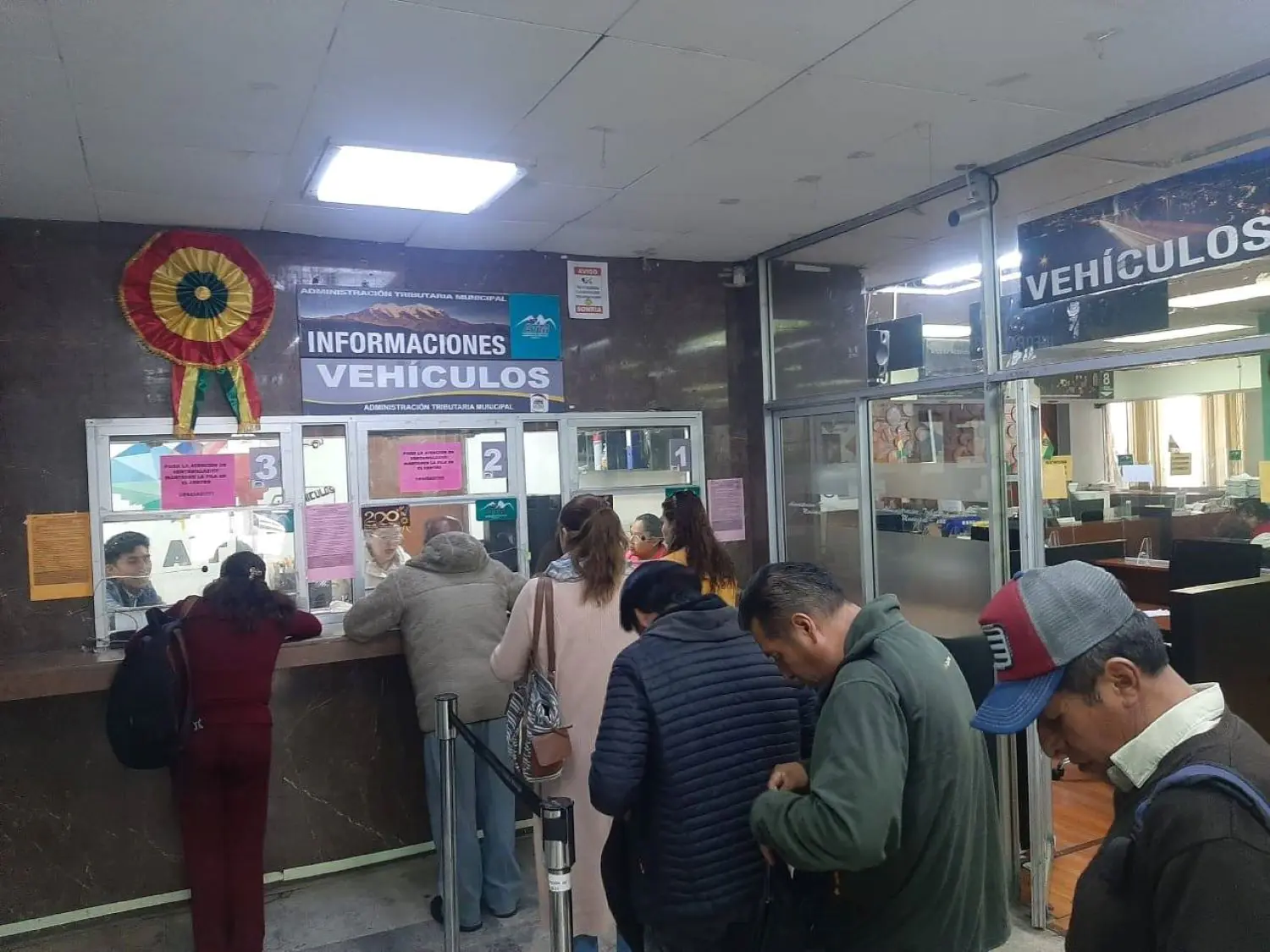 Contribuyentes pagan sus impuestos. FOTO: GAMLP