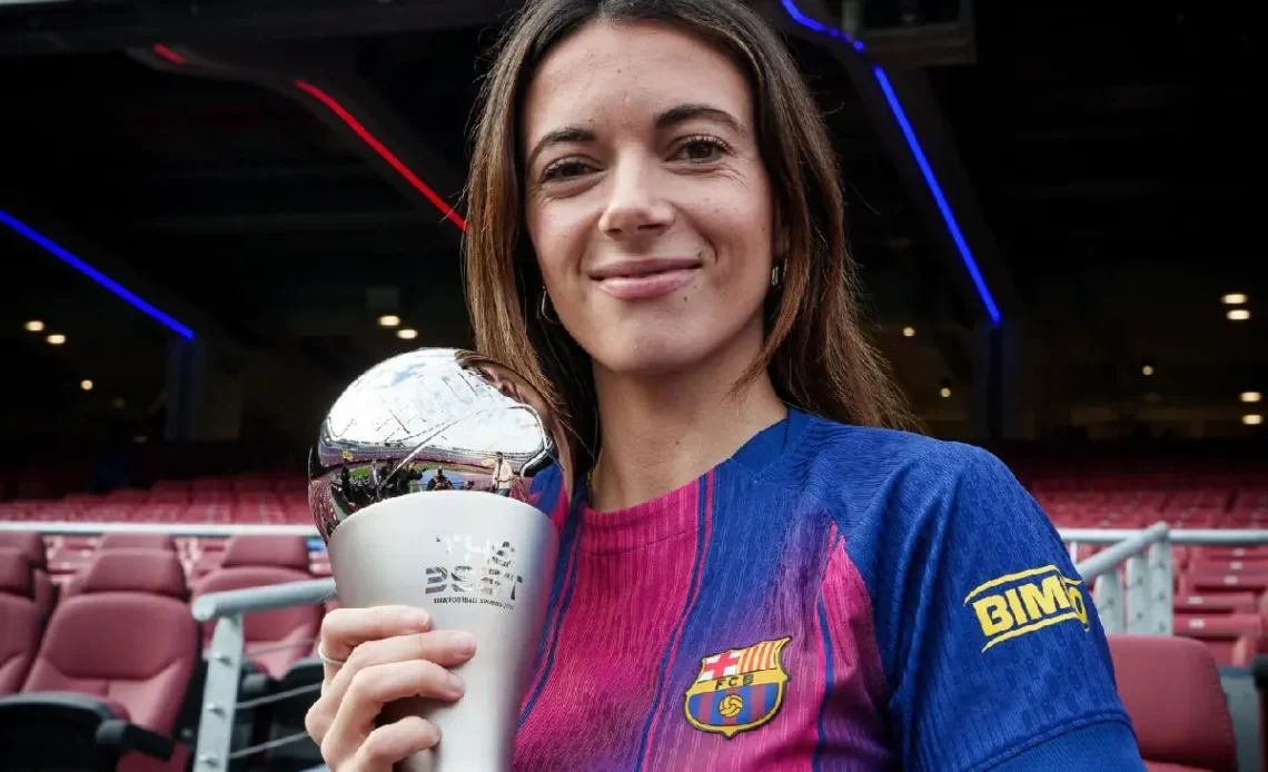Aitana Bonmatí posa con el premio The Best FIFA 2025 con la camiseta del FC Barcelona Femenino.
(FOTO: FC Barcelona Femení)
