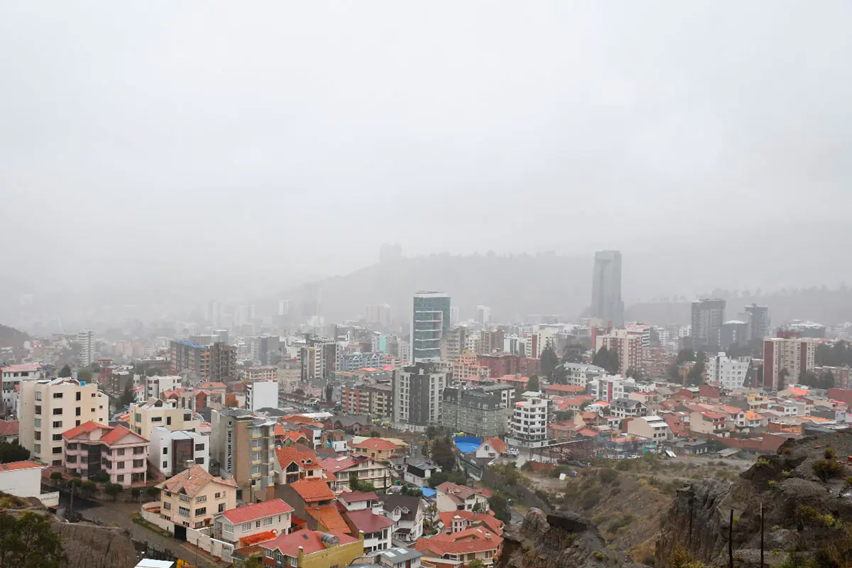 Vista de la ciudad de la Paz desde la zona Sur, en una jornada con lluvia. Foto: Oswaldo Aguirre
