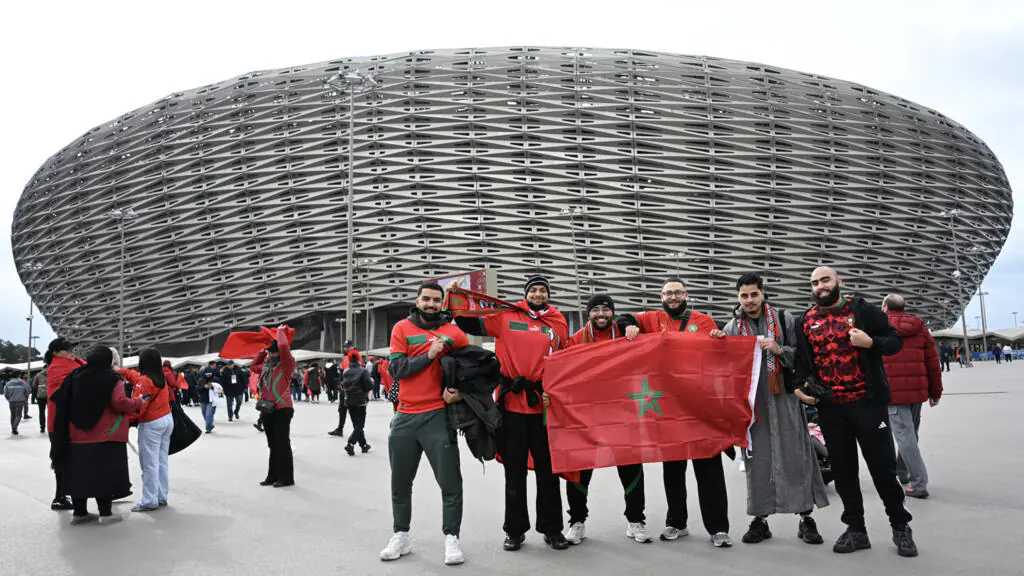 Hinchas de Marruecos frente al estadio Príncipe Moulay Abdellah de Rabat (Marruecos), antes del partido inaugural de la Copa de África de Naciones. (FOTO: AFP)