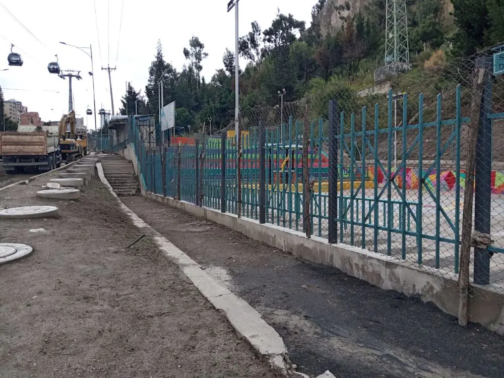 Las canchas de la Avenida del Poeta están sin uso por la falta de conclusión de obras en la vía. FOTO: Javier Escalier