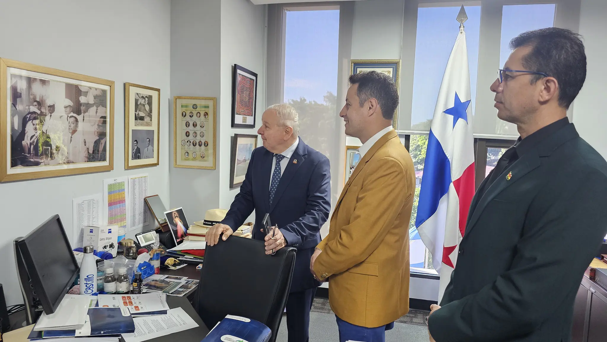 El vicepresidente Edmand Lara y el secretario ejecutivo del Parlamento Latinoamericano (Parlatino), Elías Castillo.