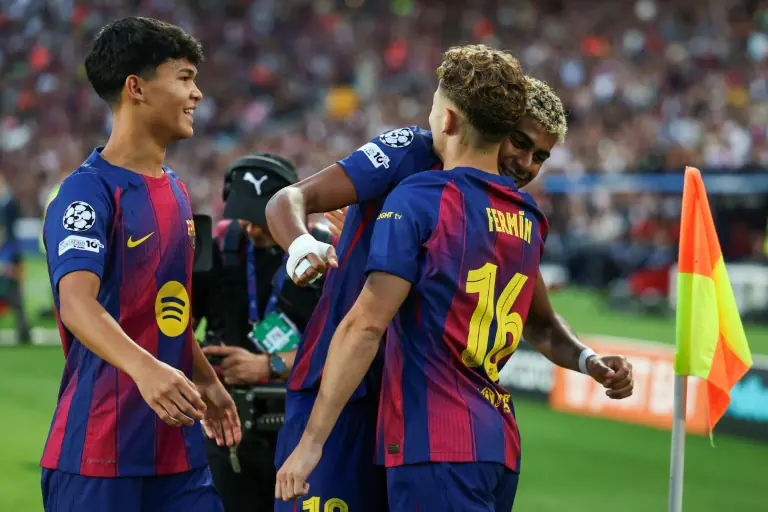 Lamine Yamal abraza a Fermín en presencia de Dro durante el partido de la Liga de Campeones entre el FC Barcelona y el Olympiakos. (FOTO: AFP)
