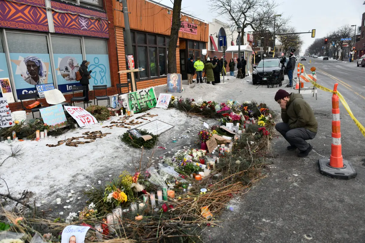 La gente deja flores donde un hombre fue abatido por agentes federales/AFP