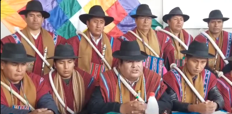 Campesinos de La Paz brindan una conferencia de prensa.