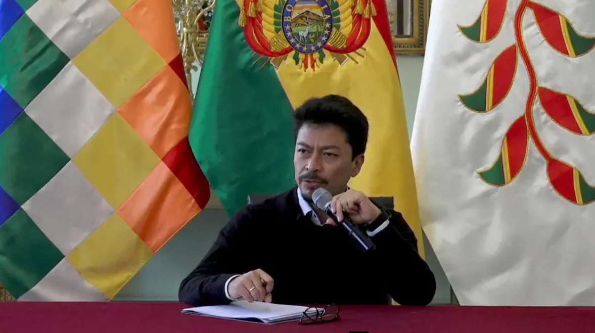 El canciller Fernando Aramayo brinda una conferencia de prensa.