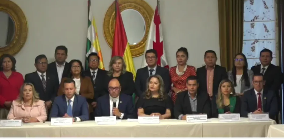 Vocales del TSE junto a autoridades del Órgano Judicial y del Ministerio Público.