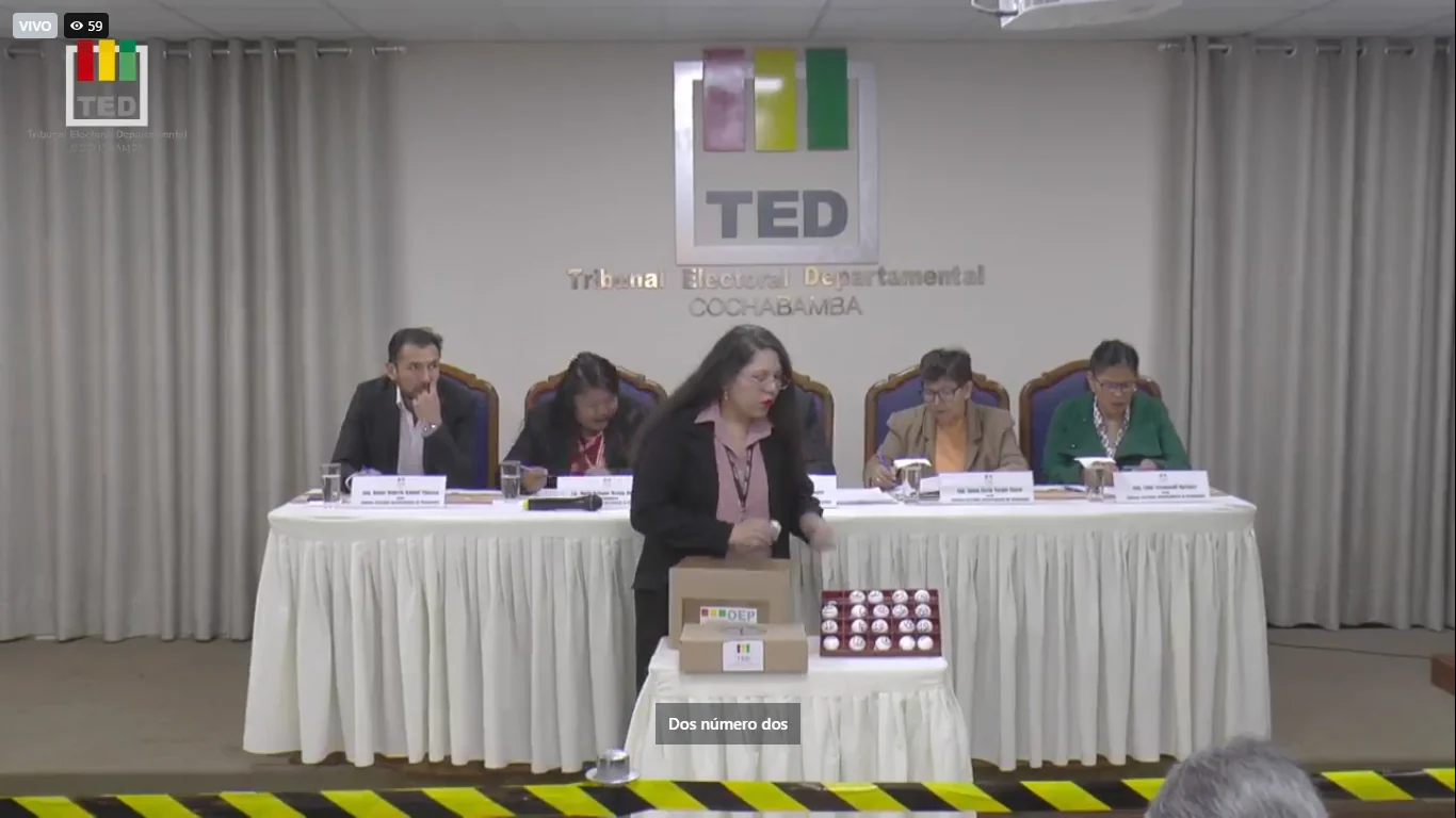El Tribunal Electoral Departamental de Cochabamba realiza el sorteo de las franjas.