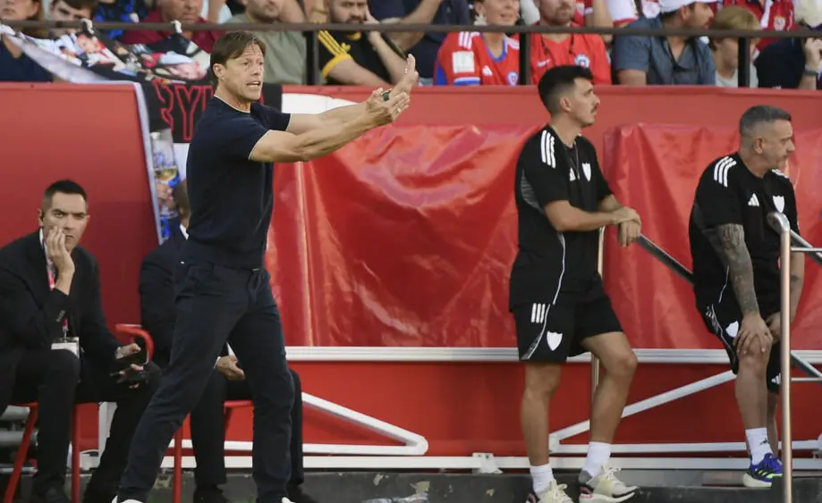 El técnico Matías Almeyda da instrucciones desde la banda durante el partido liguero entre el Sevilla y el FC Barcelona. (FOTO: AFP)