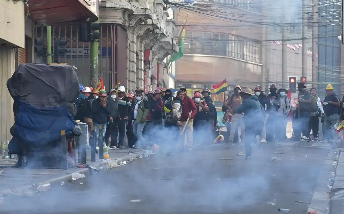 Marchista de la COB se enfrentan con la Policía el lunes. (Foto: APG.)