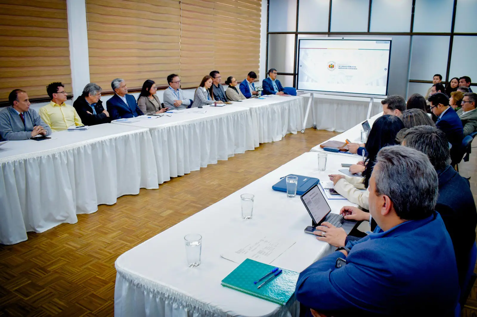 Reunión entre representantes del Gobierno y de la CAF. Foto: Ministerio de Obras Públicas.