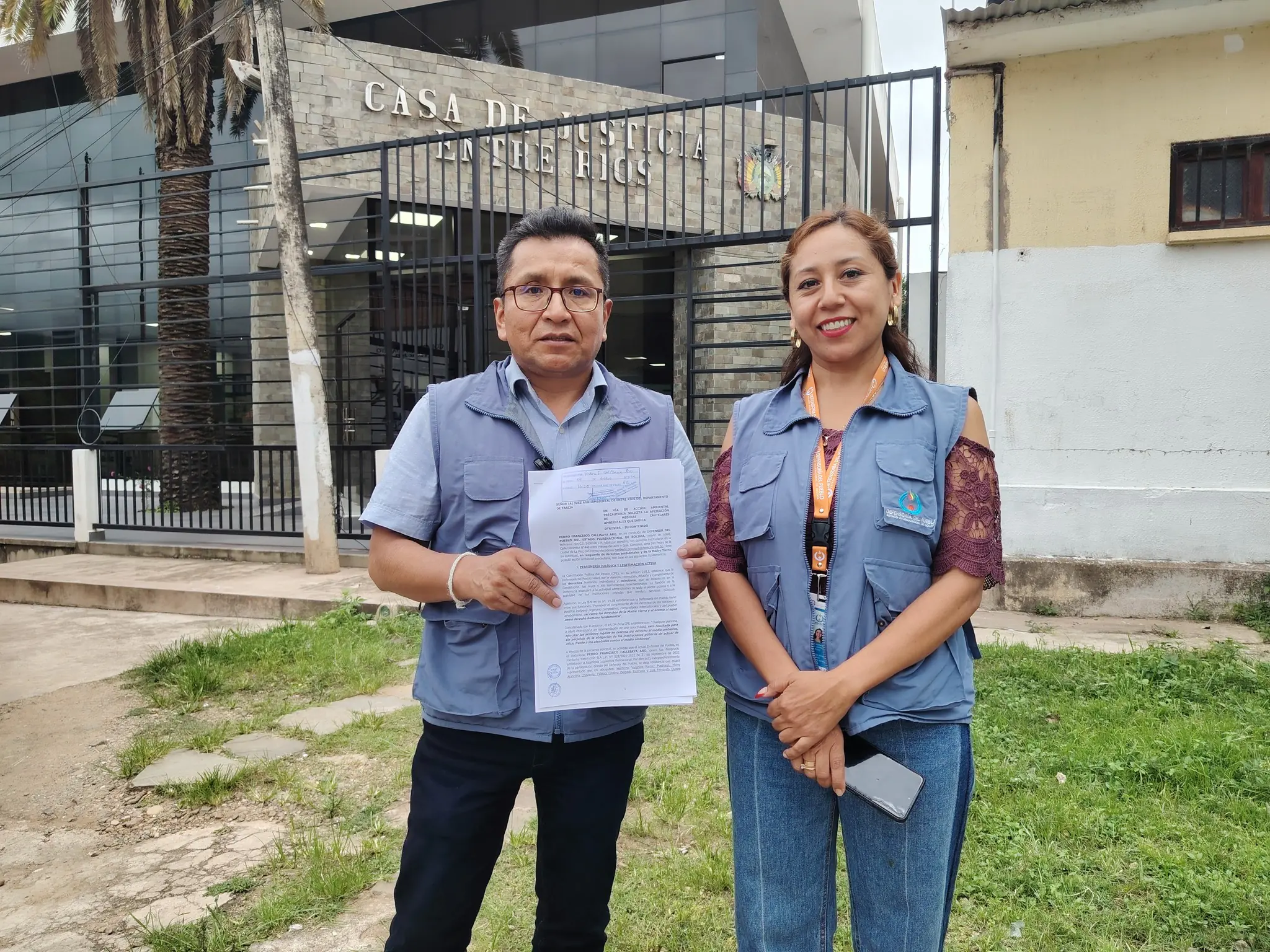 Pedro Callisaya, defensor del pueblo, presentó la solicitud ante el Juzgado Agroambiental de Entre Ríos, en Tarija. Foto: Defensoría del Pueblo.