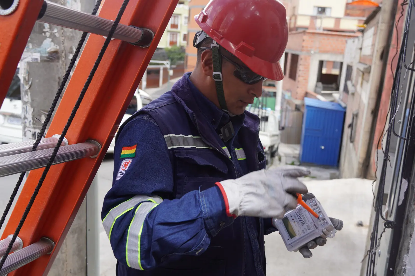 Un trabajador de ENDE instala conexión eléctrica. Foto: ENDE.