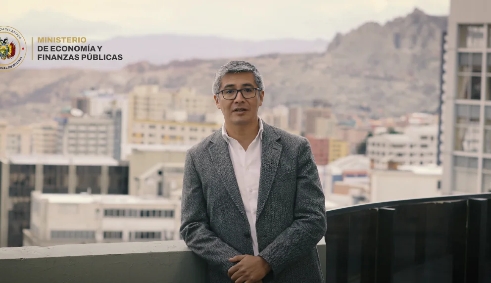 El ministro Gabriel Espinoza aclara varias dudas. Foto: Ministerio de Economía.