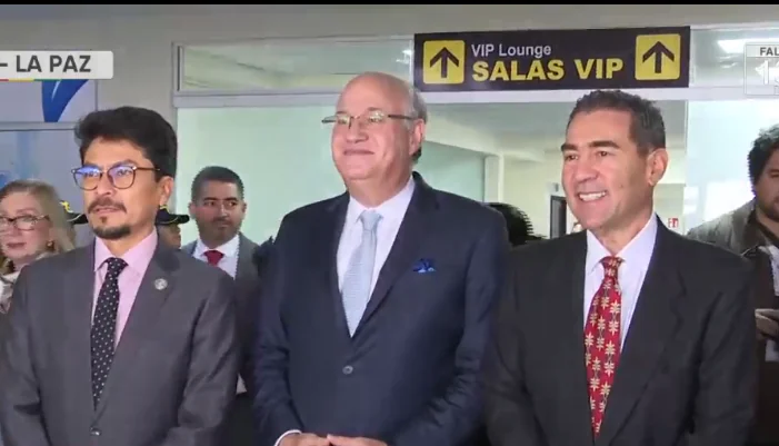 El presidente del BID junto a los ministros de Relaciones Exteriores y Planificación del Desarrollo. Foto: Captura.