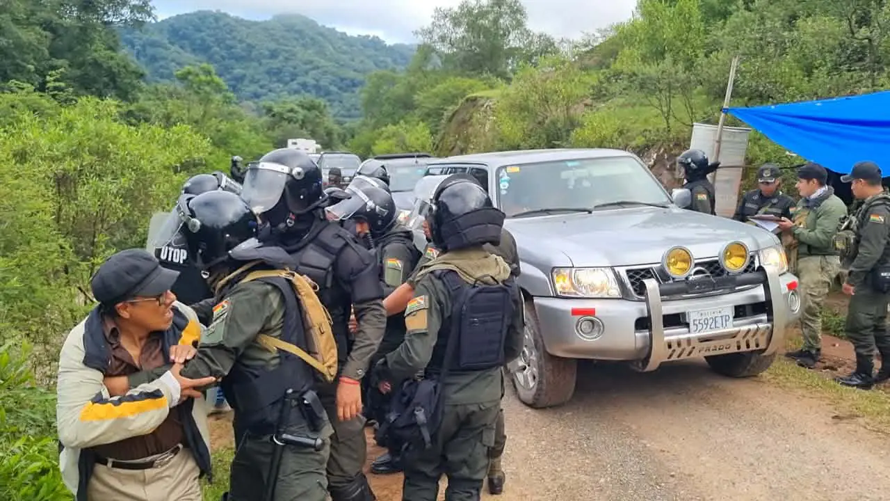 Un grupo de personas impiden el ingreso al pozo. Foto: Tarija Economía.