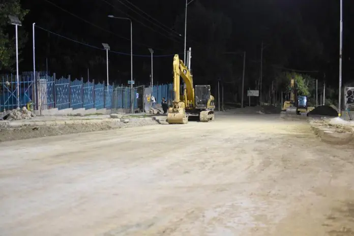 Obreros trabajan a contrarreloj para concluir dos avenidas en La Paz. FOTO: GAMLP