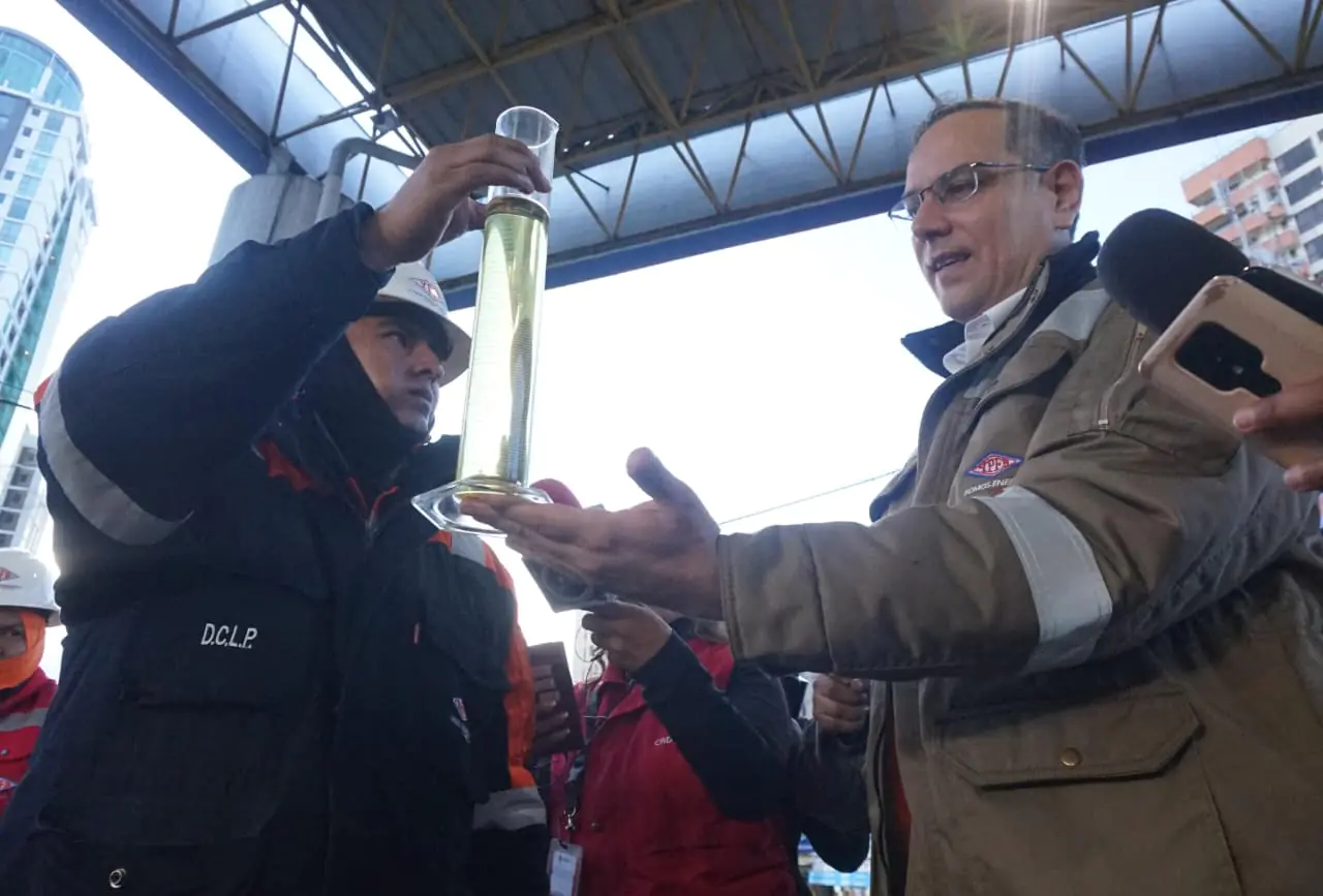 El presidente de YPFB, Yussef Akly, en la inspección de un surtidor en la zona Sur de La Paz.
Foto: APG