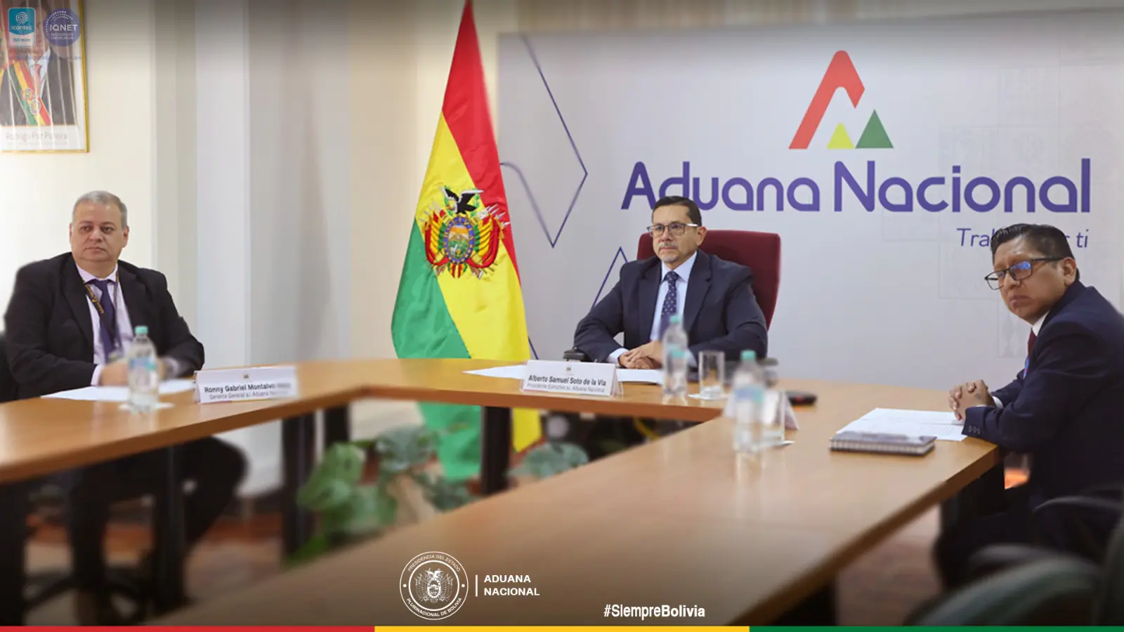 Autoridades de la Aduana. Foto: Aduana Nacional.