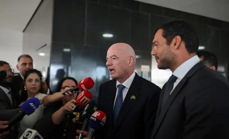 El presidente de la FIFA, Gianni Infantino, habla con los medios de comunicación.
