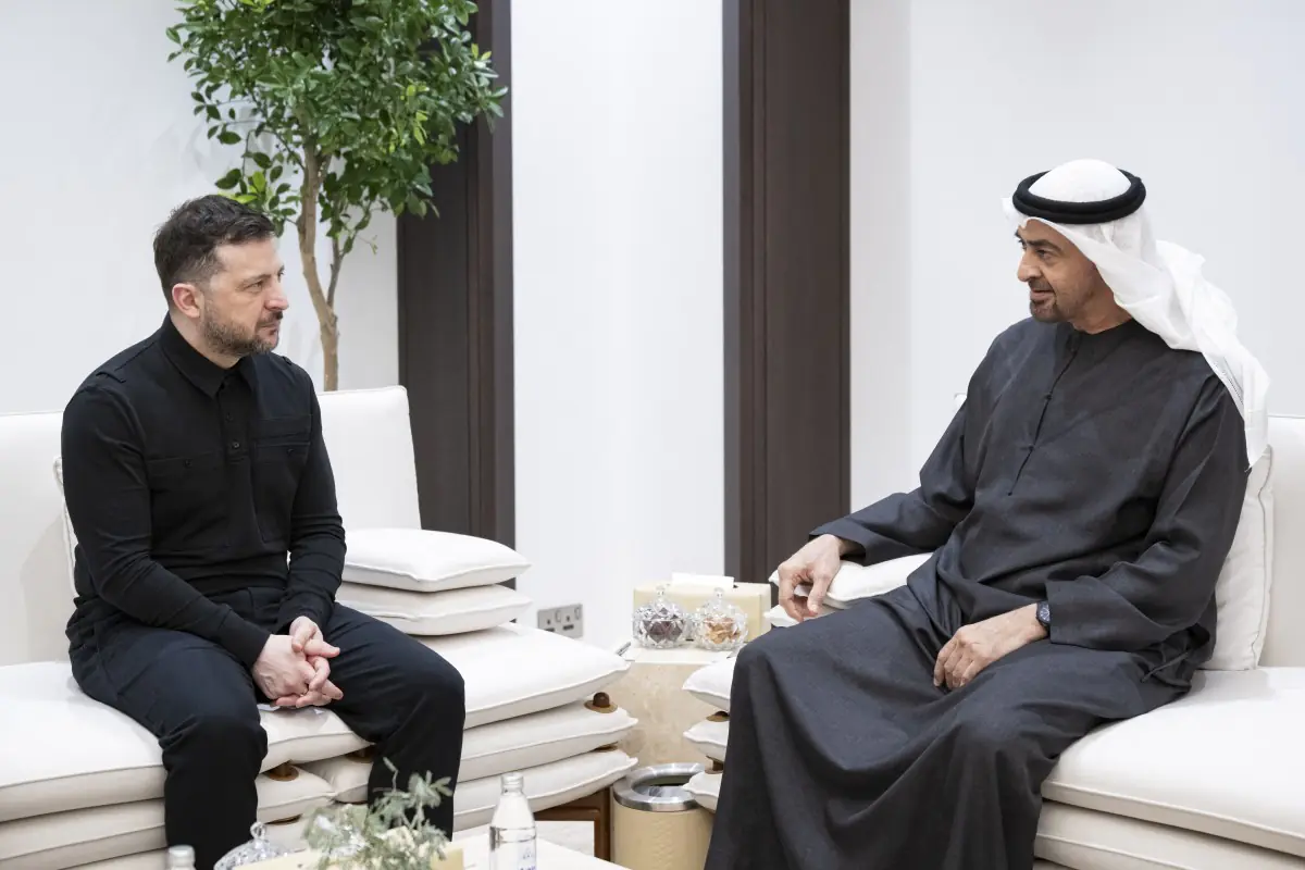 El presidente ucraniano Volodimir Zelensky junto al jeque emiratí Mohamed bin Zayed