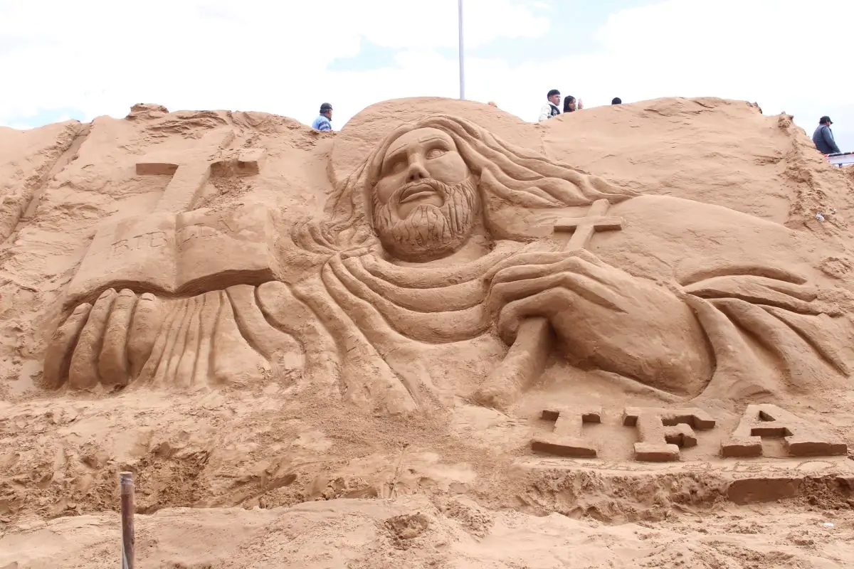 Una de las esculturas en los arenales de Cochiraya. FOTO: APG